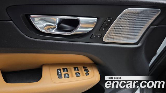 Volvo XC60 2019 — photo 32