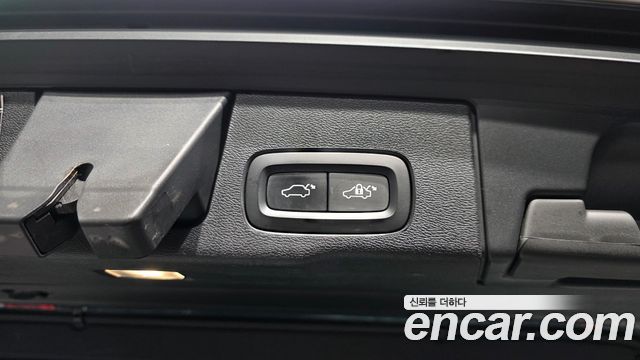 Volvo XC60 2019 — photo 34