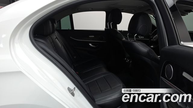 Mercedes-Benz E-Class 2017 — photo 12