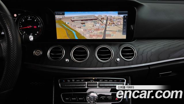 Mercedes-Benz E-Class 2017 — photo 14