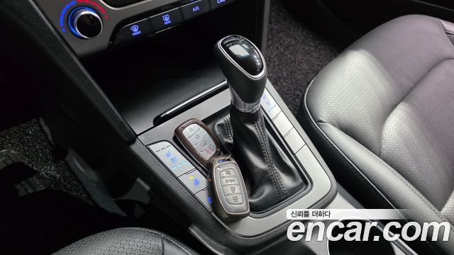 Hyundai AVANTE 2016 — photo 12