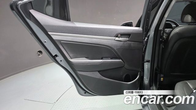 Hyundai AVANTE 2016 — photo 15