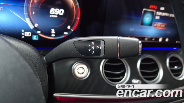 Mercedes-Benz E-Class 2023 — photo 12