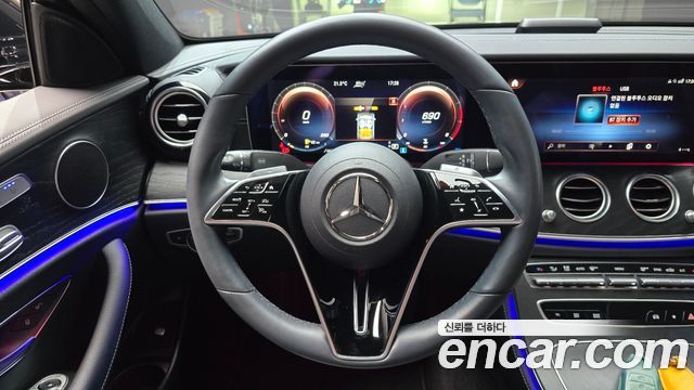 Mercedes-Benz E-Class 2023 — photo 19