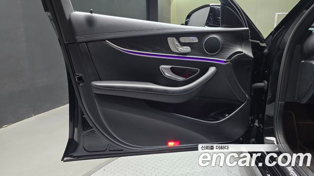 Mercedes-Benz E-Class 2023 — photo 14