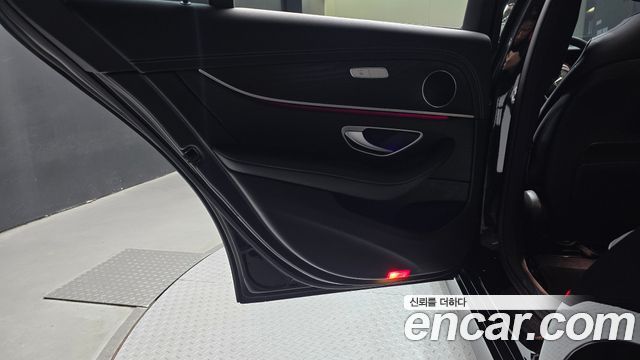 Mercedes-Benz E-Class 2023 — photo 15