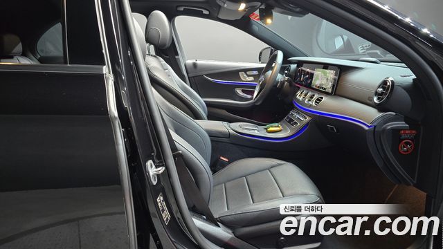 Mercedes-Benz E-Class 2023 — photo 16