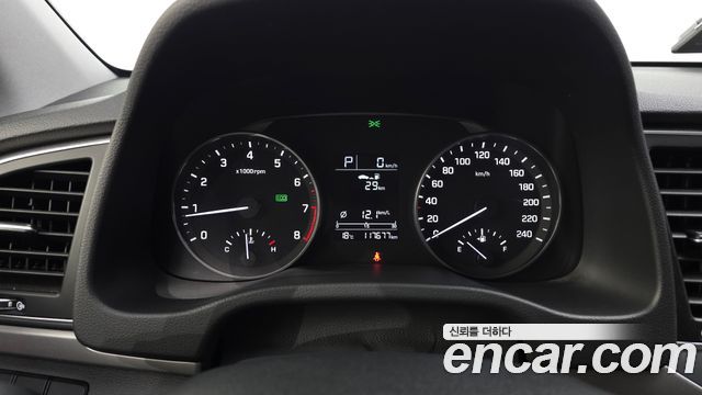 Hyundai AVANTE 2018 — photo 11