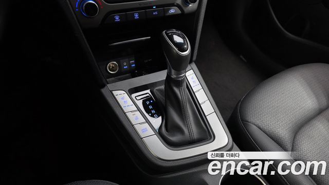 Hyundai AVANTE 2018 — photo 12