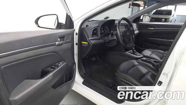 Hyundai AVANTE 2018 — photo 13