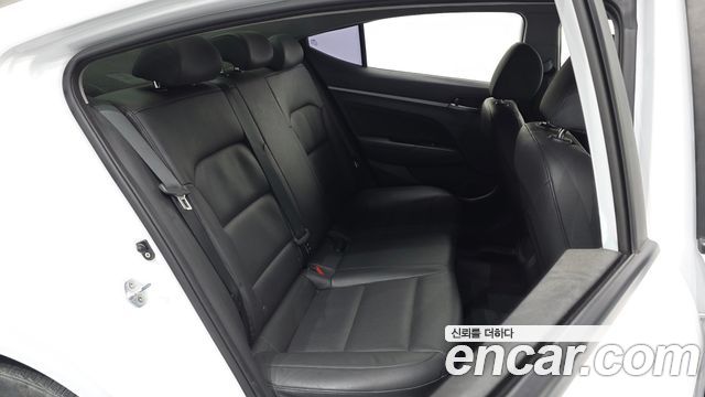 Hyundai AVANTE 2018 — photo 17