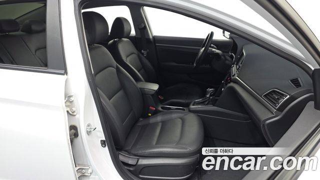 Hyundai AVANTE 2018 — photo 16