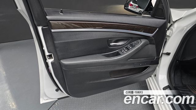 BMW 5-Series 2016 — photo 14