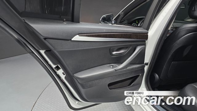BMW 5-Series 2016 — photo 15