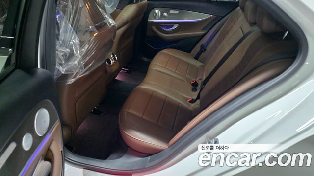 Mercedes-Benz E-Class 2020 — photo 13