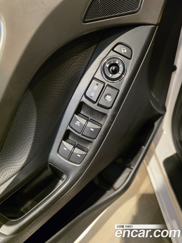 Hyundai AVANTE 2012 — photo 13