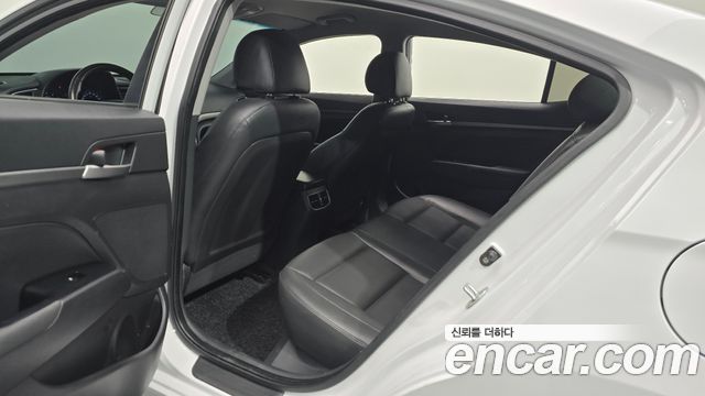 Hyundai AVANTE 2016 — photo 17