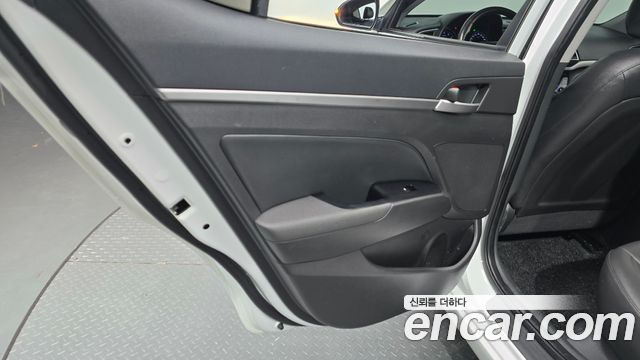 Hyundai AVANTE 2016 — photo 15