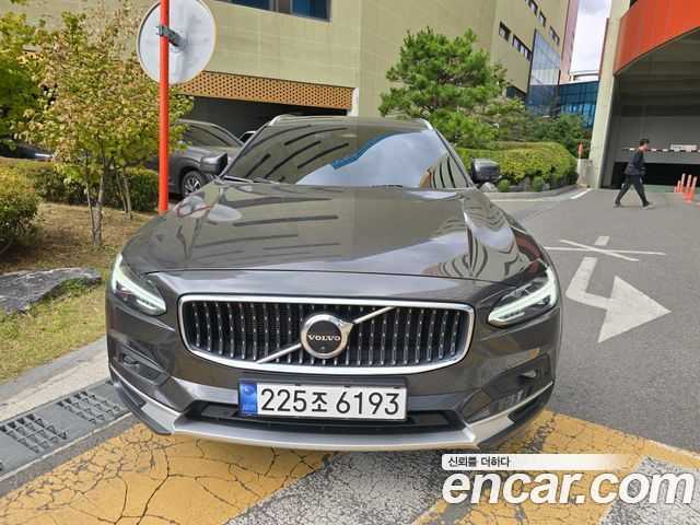 Volvo V90 2023 — photo 2
