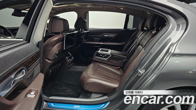 BMW 7-Series 2016 — photo 17