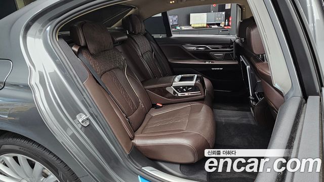 BMW 7-Series 2016 — photo 18