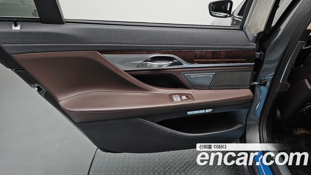 BMW 7-Series 2016 — photo 15
