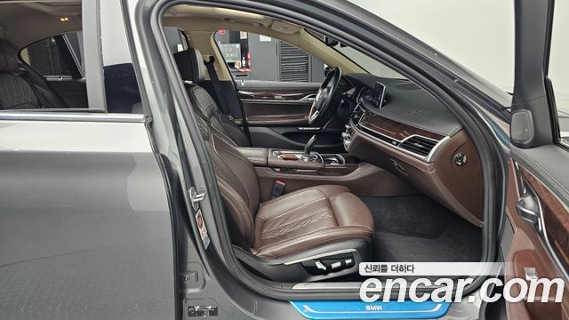 BMW 7-Series 2016 — photo 16