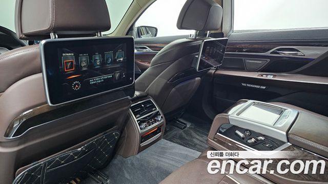 BMW 7-Series 2016 — photo 29