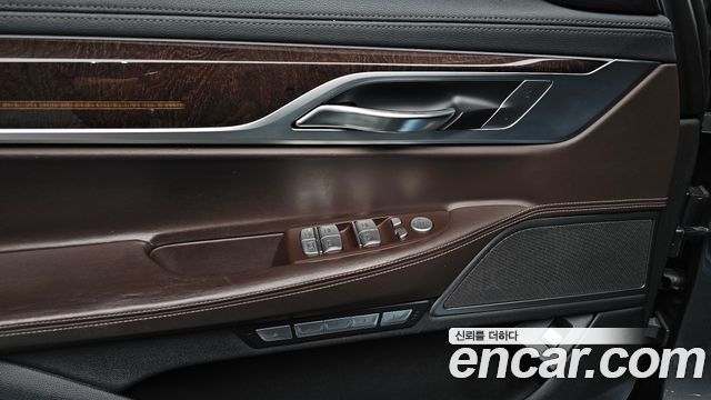BMW 7-Series 2016 — photo 34