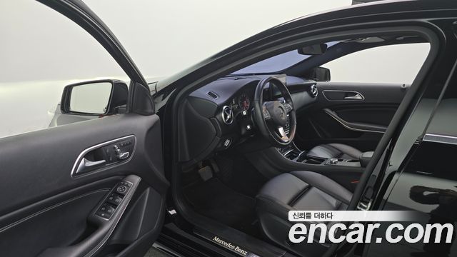 Mercedes-Benz A-Class 2017 — photo 10