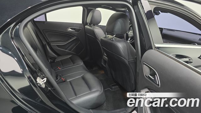 Mercedes-Benz A-Class 2017 — photo 11