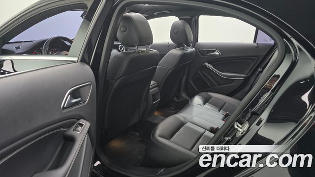 Mercedes-Benz A-Class 2017 — photo 12