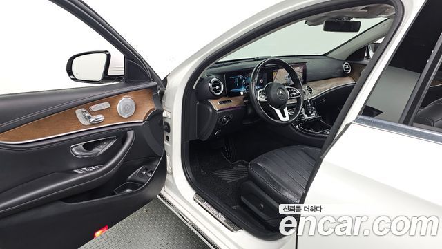 Mercedes-Benz E-Class 2019 — photo 13
