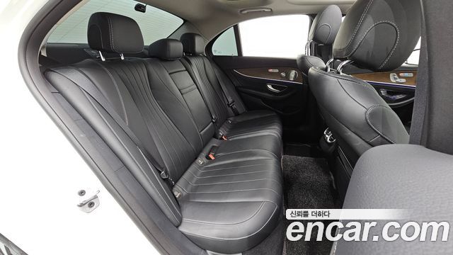 Mercedes-Benz E-Class 2019 — photo 17
