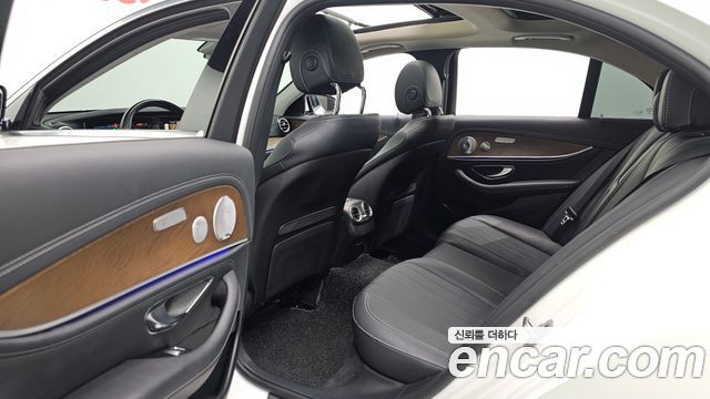 Mercedes-Benz E-Class 2019 — photo 18