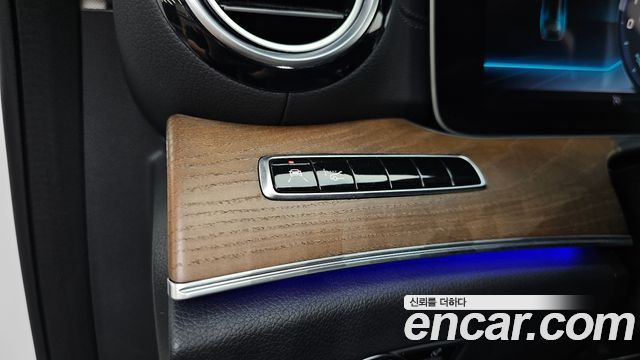 Mercedes-Benz E-Class 2019 — photo 23