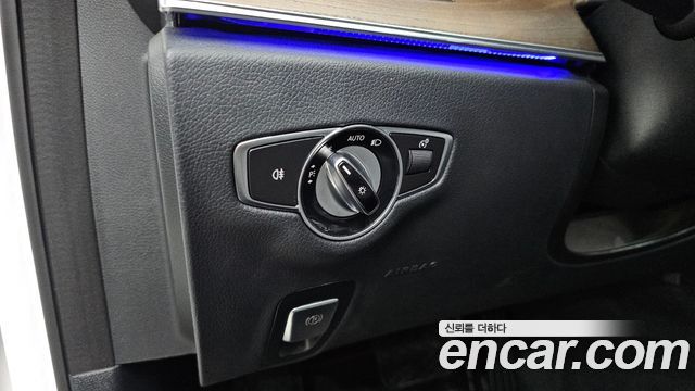 Mercedes-Benz E-Class 2019 — photo 24