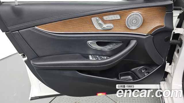 Mercedes-Benz E-Class 2019 — photo 14