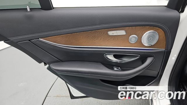 Mercedes-Benz E-Class 2019 — photo 15