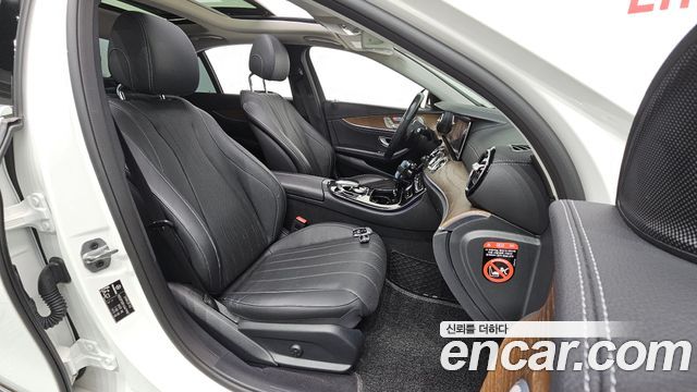 Mercedes-Benz E-Class 2019 — photo 16