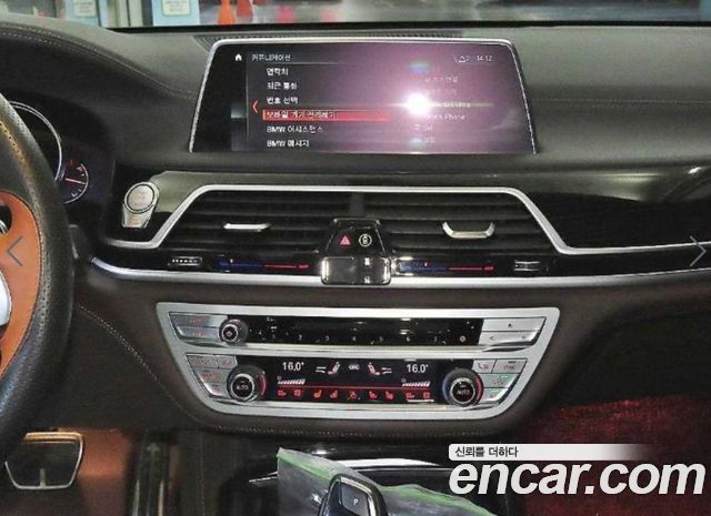 BMW 7-Series 2018 — photo 11