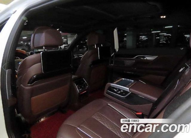 BMW 7-Series 2018 — photo 13