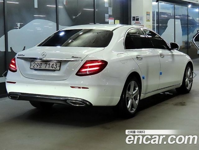 Mercedes-Benz E-Class 2017 — photo 4