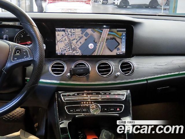 Mercedes-Benz E-Class 2017 — photo 11