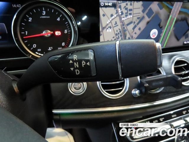 Mercedes-Benz E-Class 2017 — photo 12