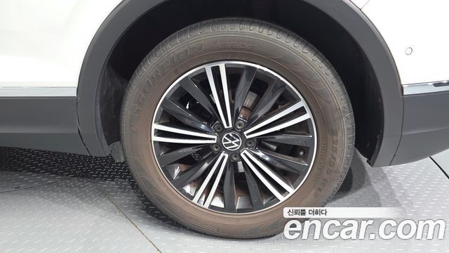 Volkswagen Tiguan 2023 — photo 7