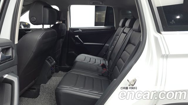 Volkswagen Tiguan 2023 — photo 16