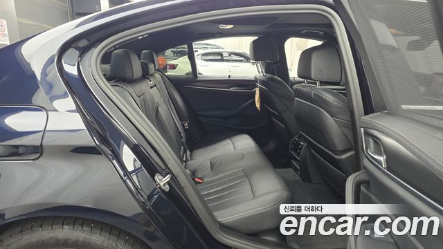 BMW 5-Series 2023 — photo 17
