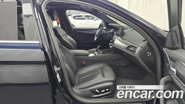 BMW 5-Series 2023 — photo 16