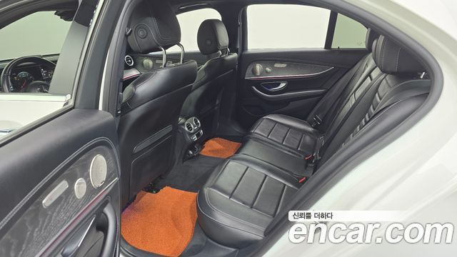 Mercedes-Benz E-Class 2022 — photo 11